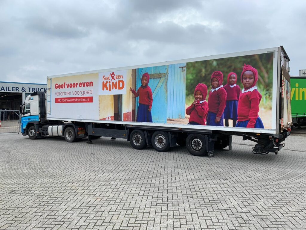 vrachtwagen-redeenkind-promotie-truck