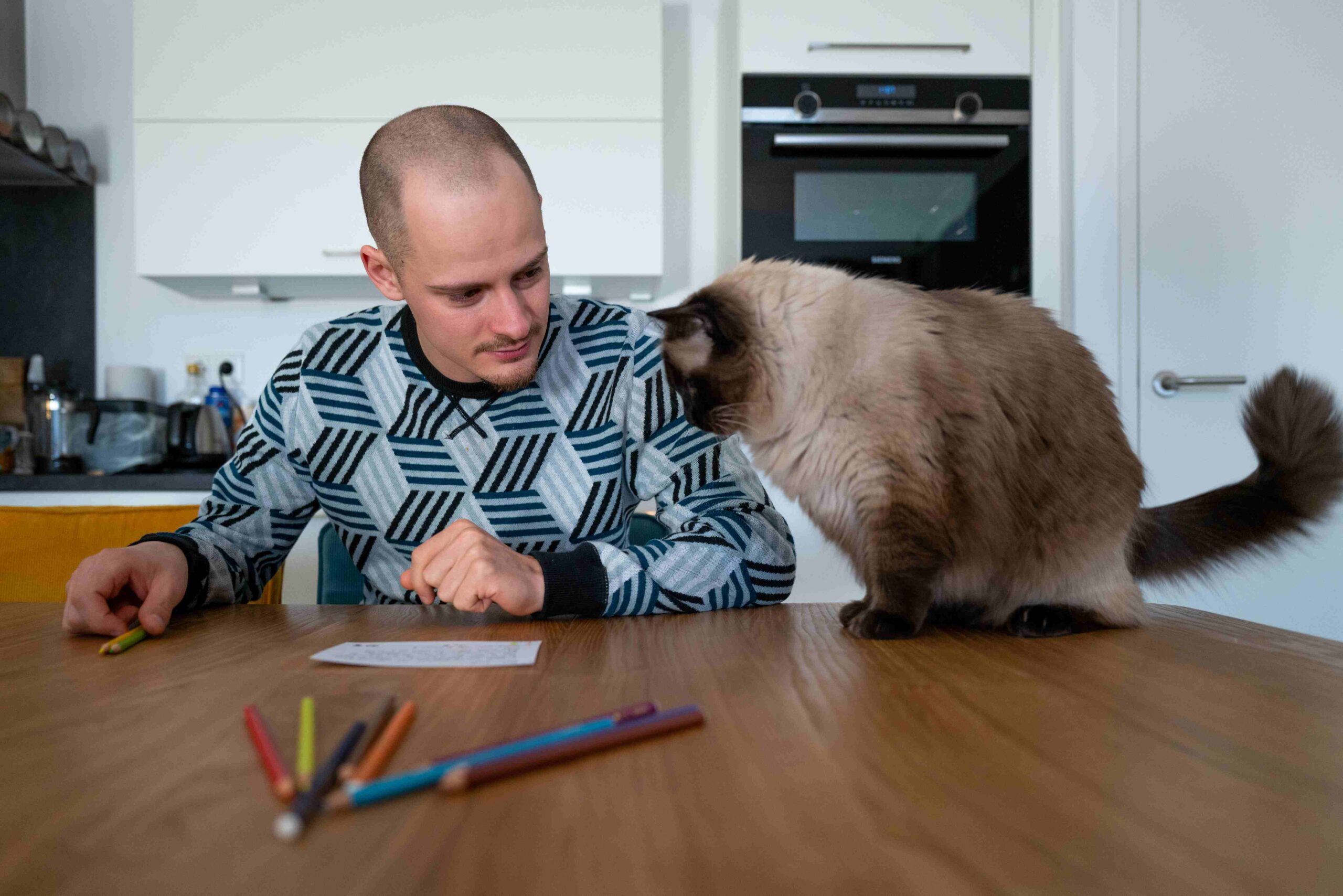 Tobias met de kat tijdens het interview over kindsponsoring