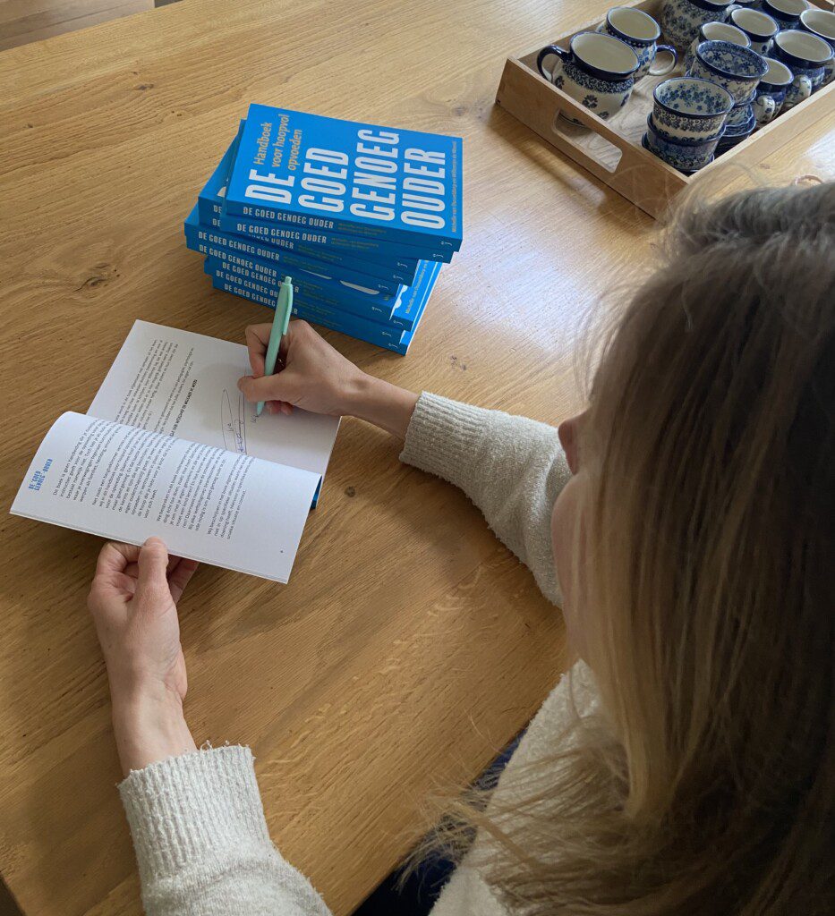 Willemijn de Weerd signeert haar boek 'De goed-genoeg-ouder'