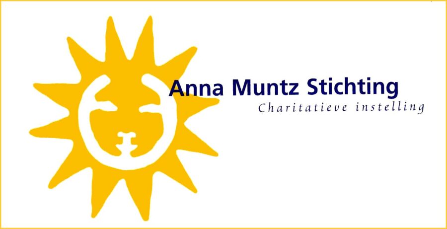 Logo van Anna Muntz Stichting met een gele zon en een lachend gezicht in het midden.