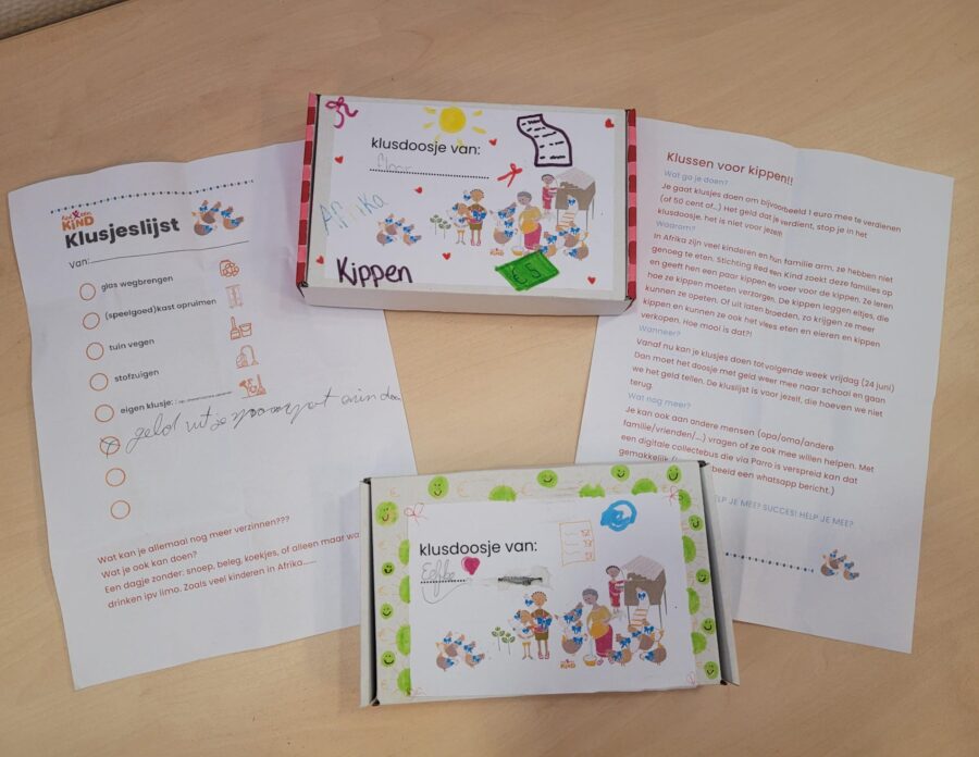 Kinderen maken en gebruiken klussendoosjes met instructies en lijst voor klusjes in huis.